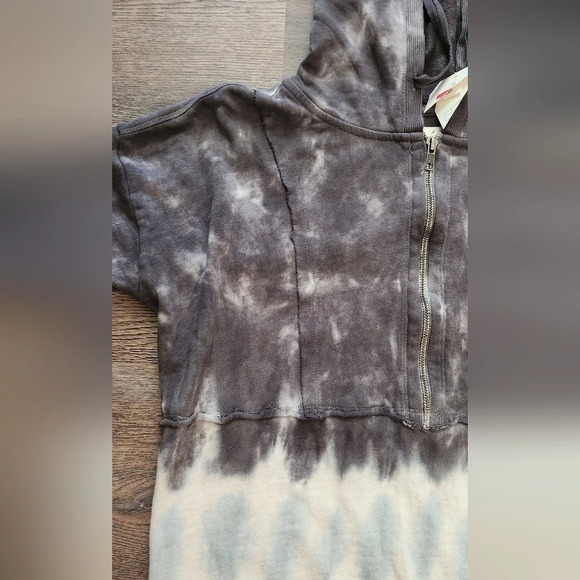 Wonderly Half Zip Hoodie - Picture 2 of 6